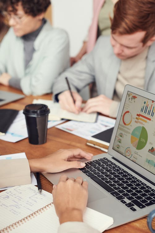 CarbonGraph for Sustainability Analysts and Managers